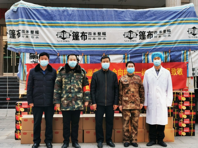 路鳳祎與志愿者、醫生防疫現場合影